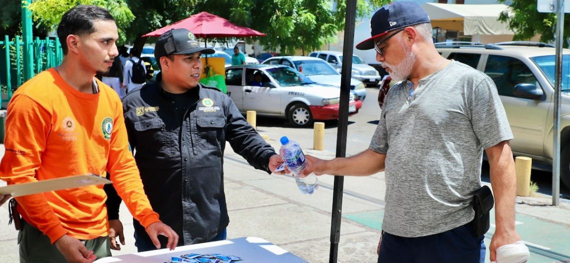 Gobierno de Sonora refuerza entrega de agua para prevenir golpes de calor