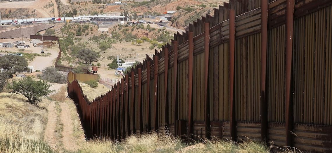 EU extiende el muro de la frontera con México; orden de Noem