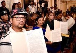 Gobernador garantiza seguridad patrimonial con entrega de escrituras