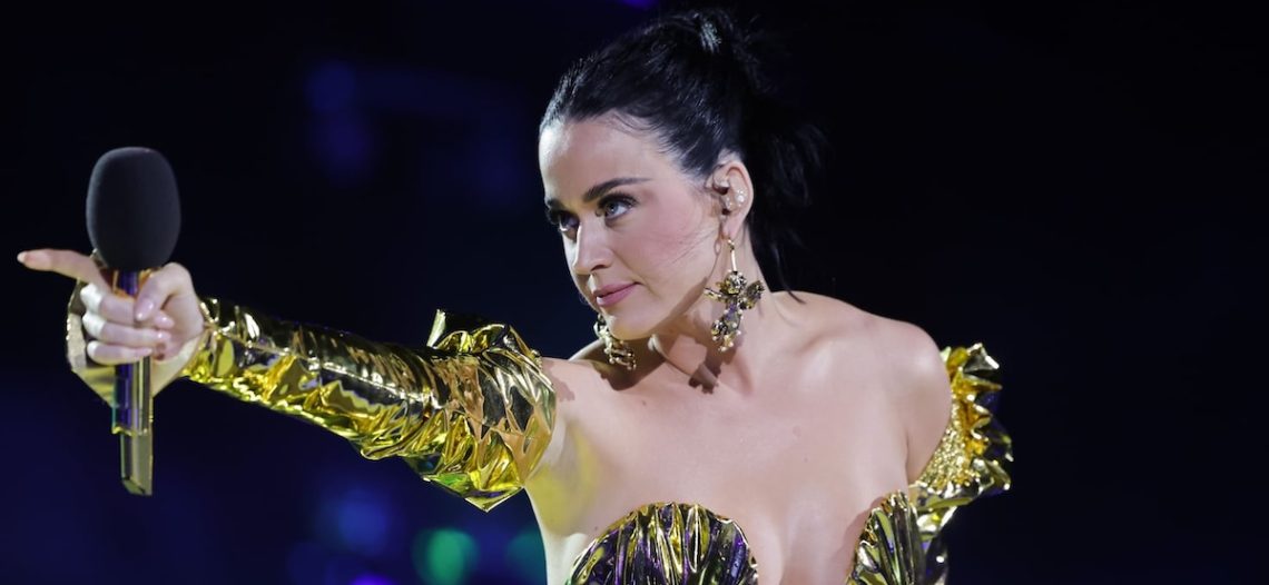 Tour accidentado: Katy Perry sufre descarga eléctrica en pleno concierto