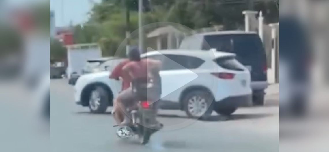 Motociclistas ponen en riesgo a menor en Guaymas; viajaba en una caja sin protección