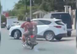 Motociclistas ponen en riesgo a menor en Guaymas; viajaba en una caja sin protección
