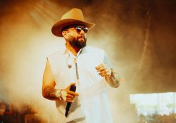 Carín León arrasa con 5 nominaciones en Premios Juventud 2025