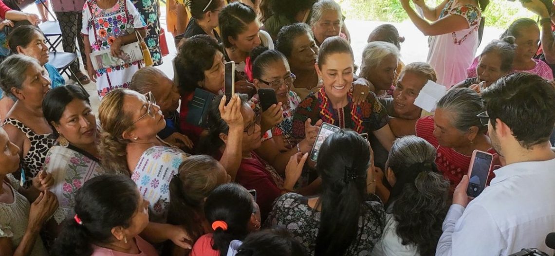 Sheinbaum entrega Créditos a la Palabra a artesanas del Pueblo Amuzgo