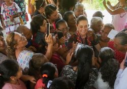 Sheinbaum entrega Créditos a la Palabra a artesanas del Pueblo Amuzgo