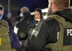 Corte Suprema de EU reautoriza las redadas antimigrantes en Los Angeles