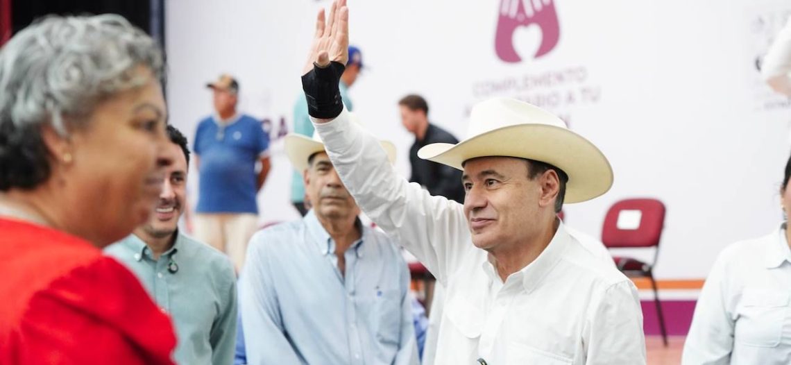 Pensionados del Ayuntamiento Hermosillo reciben apoyos del Gobernador