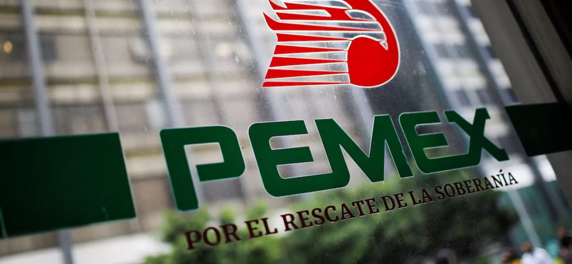 Moody’s mejora calificación de Pemex tras plan de rescate del gobierno