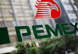 Moody’s mejora calificación de Pemex tras plan de rescate del gobierno