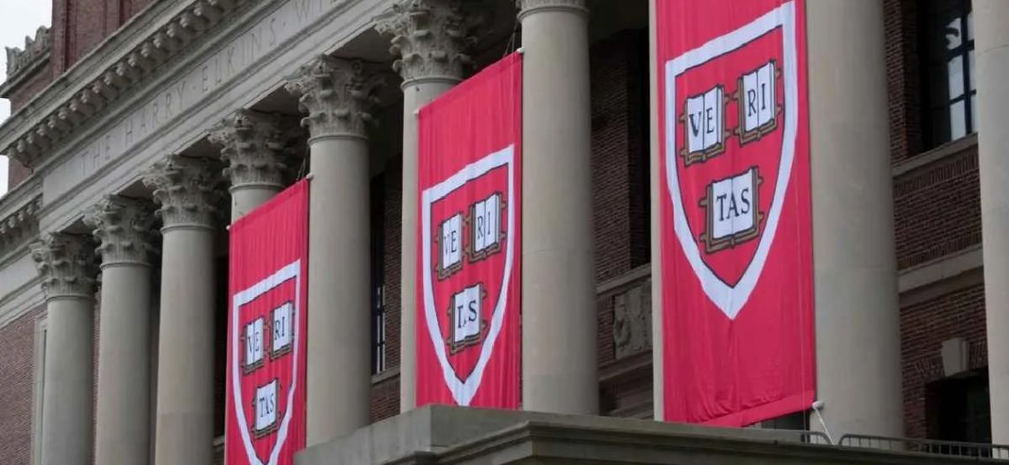 Jueza anula recorte de fondos a Harvard ordenado por Trump