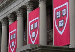Jueza anula recorte de fondos a Harvard ordenado por Trump