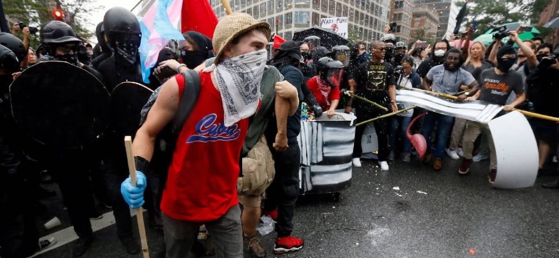 Miembros de Antifa enfrentan cargos por ataque a centro de ICE en Texas
