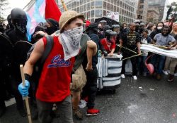 Miembros de Antifa enfrentan cargos por ataque a centro de ICE en Texas