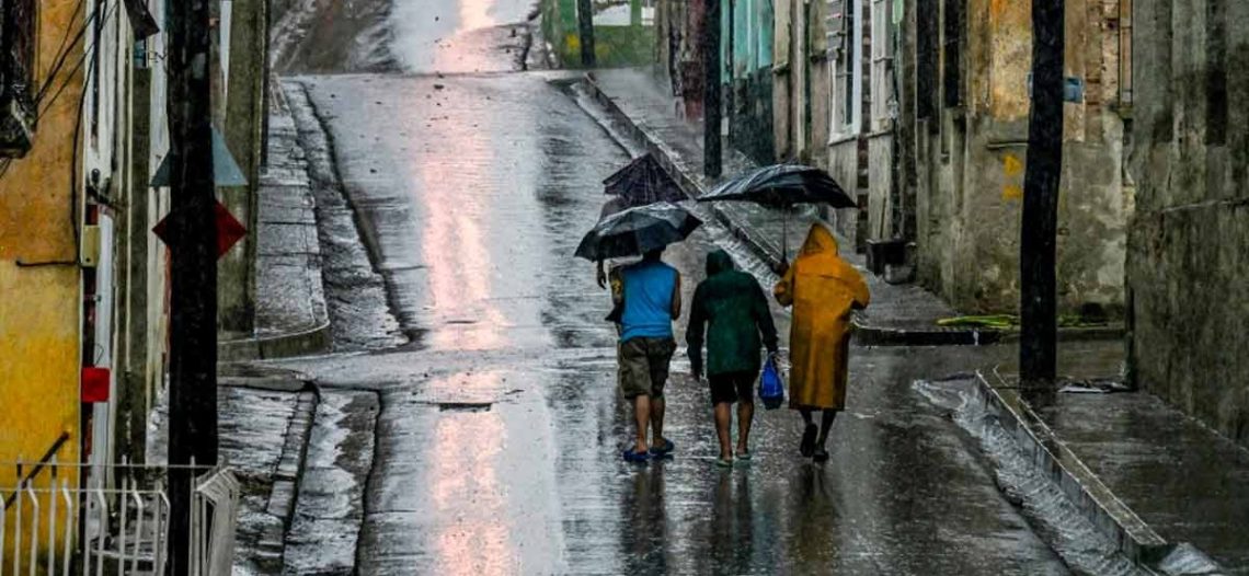 Melissa se degrada a categoría 3, pero golpea Cuba con fuertes vientos