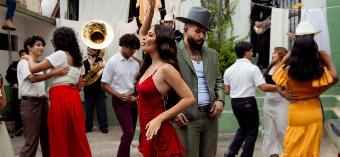Carín León y Spacey Kacey estrenan video oficial de “Lost in Translation”