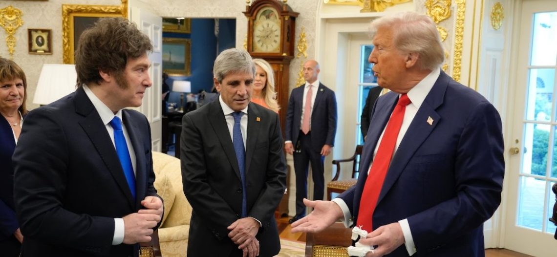 Argentina y EU formalizan swap por 20 mil mdd previo a elección