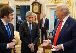 Argentina y EU formalizan swap por 20 mil mdd previo a elección