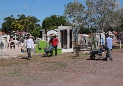 Avanza Ayuntamiento de Guaymas con limpieza de panteones