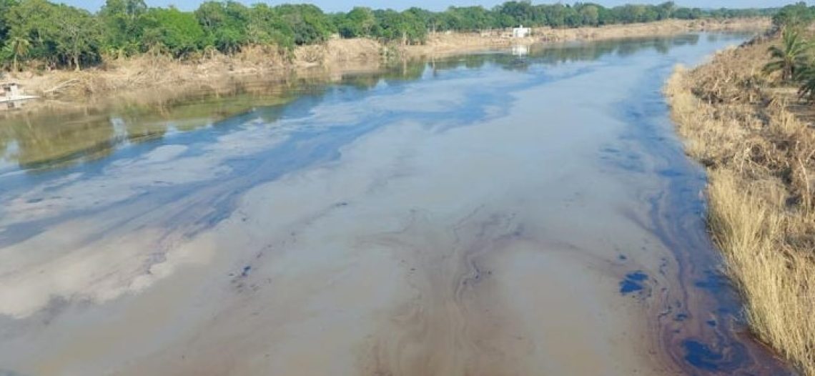 Grave derrame de hidrocarburos llega al río Pantepec en Veracruz; Pemex culpa a las lluvias y se atienden la emergencia ambiental