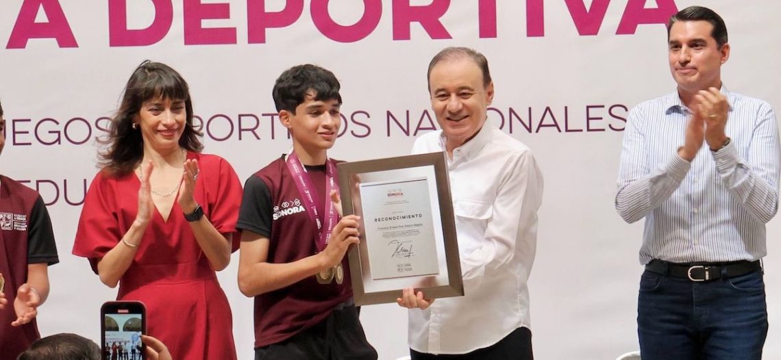 Entregan reconocimientos a estudiantes destacados en deportes escolares