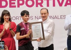 Entregan reconocimientos a estudiantes destacados en deportes escolares