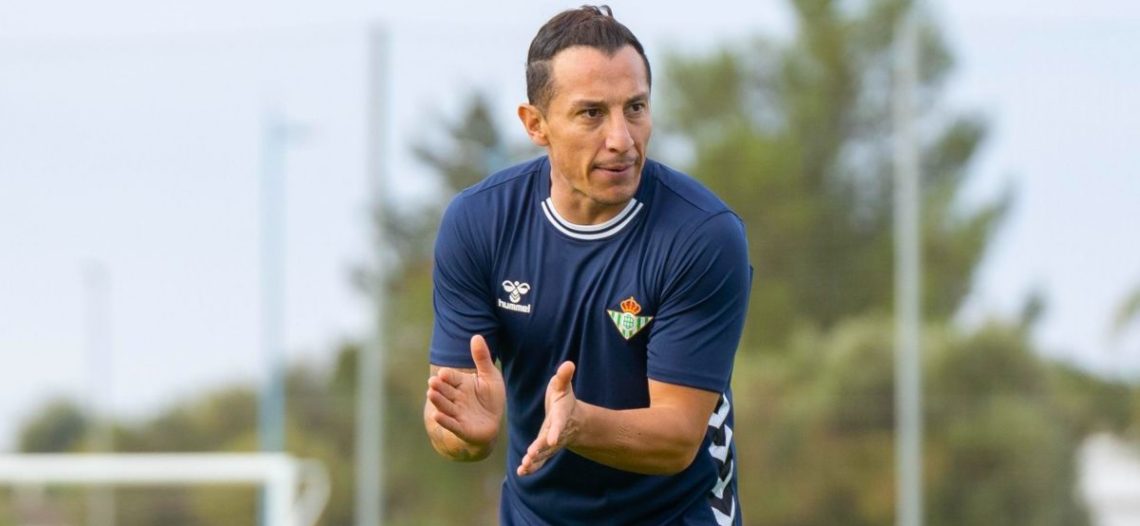 Andrés Guardado comienza en el Real Betis su camino como técnico