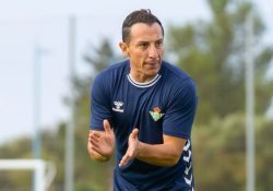 Andrés Guardado comienza en el Real Betis su camino como técnico