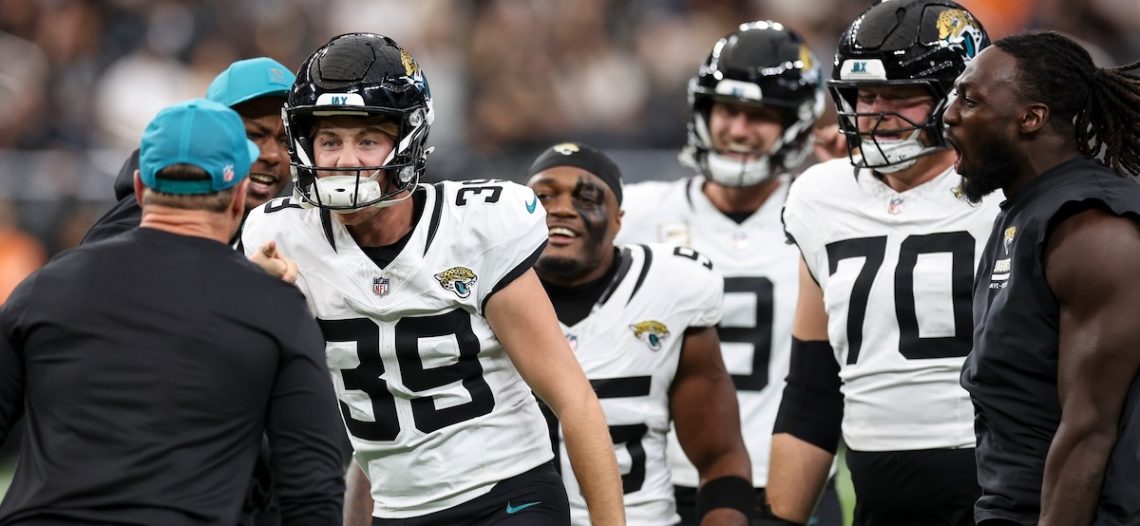 El pateador Cam Little rompe récord de gol de campo más largo en la NFL