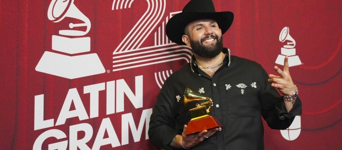 Carín León gana el Latin Grammy gracias a su álbum «Palabra de To’s (Seca)»