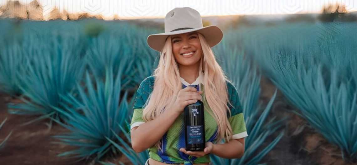 Karol G presentó oficialmente su tequila “200 Copas”, elaborado en México