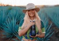 Karol G presentó oficialmente su tequila “200 Copas”, elaborado en México