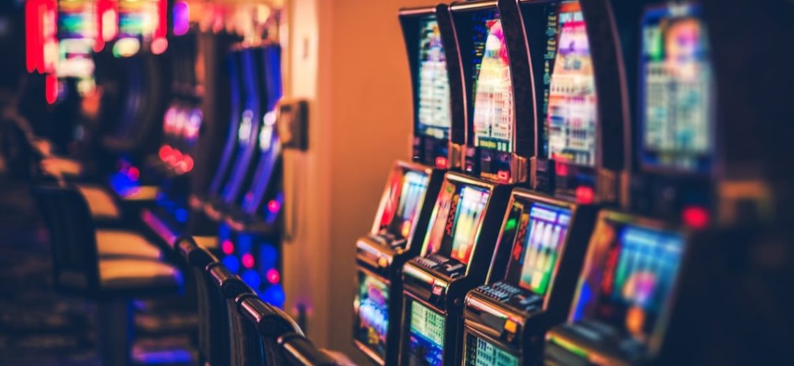 Hacienda bloquea y denuncia 13 casinos por presunto lavado de dinero
