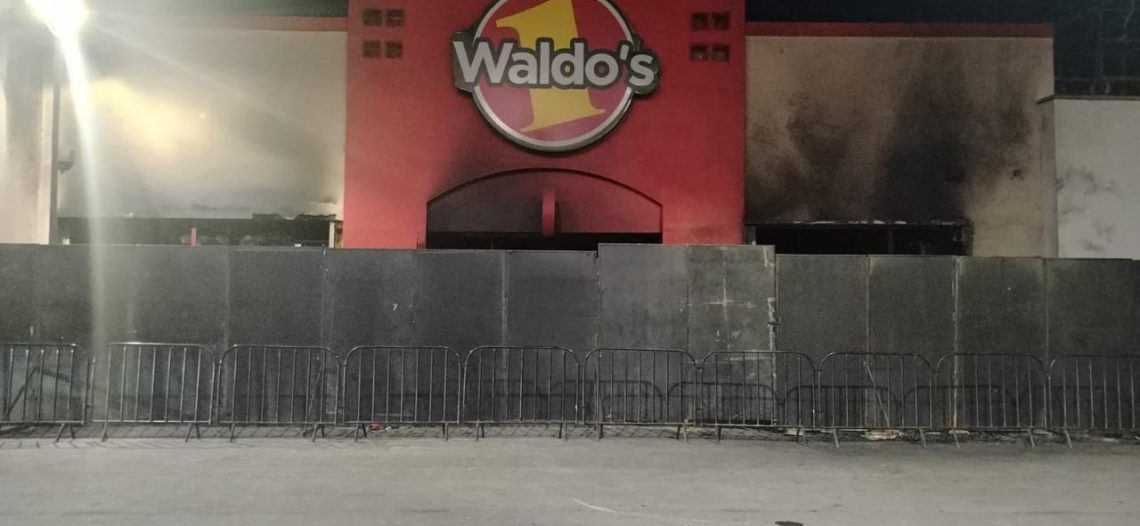 Investigación por incendio en Waldo’s llega a funcionarios de la empresa y servidores públicos