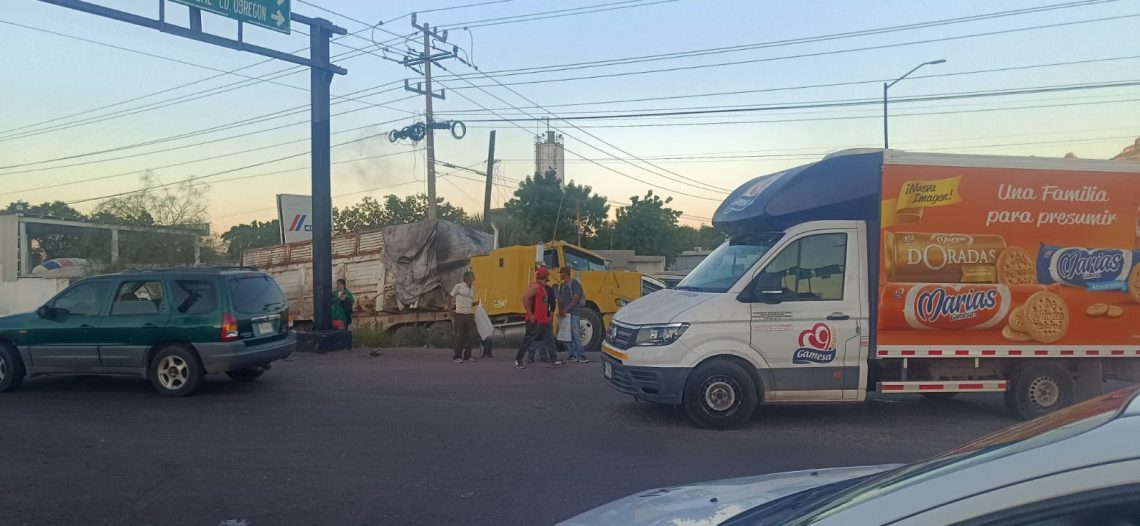 Bloquean salidas de Guaymas familiares de motociclista fallecido