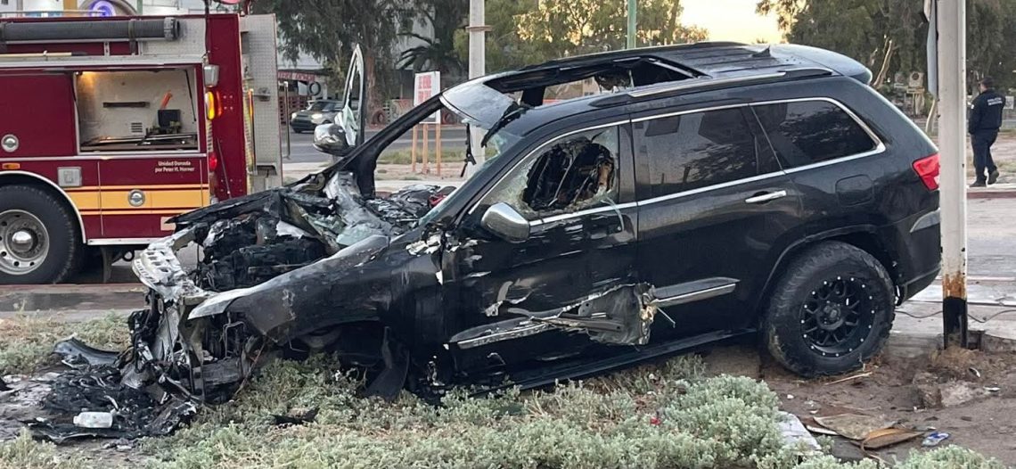 Tren impacta a un vehículo en Puerto Peñasco y provoca incendio; no hay lesionados.