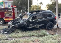 Tren impacta a un vehículo en Puerto Peñasco y provoca incendio; no hay lesionados.