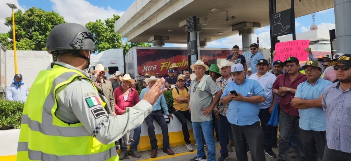 Productores de organizaciones agrícolas toman las casetas en Sinaloa