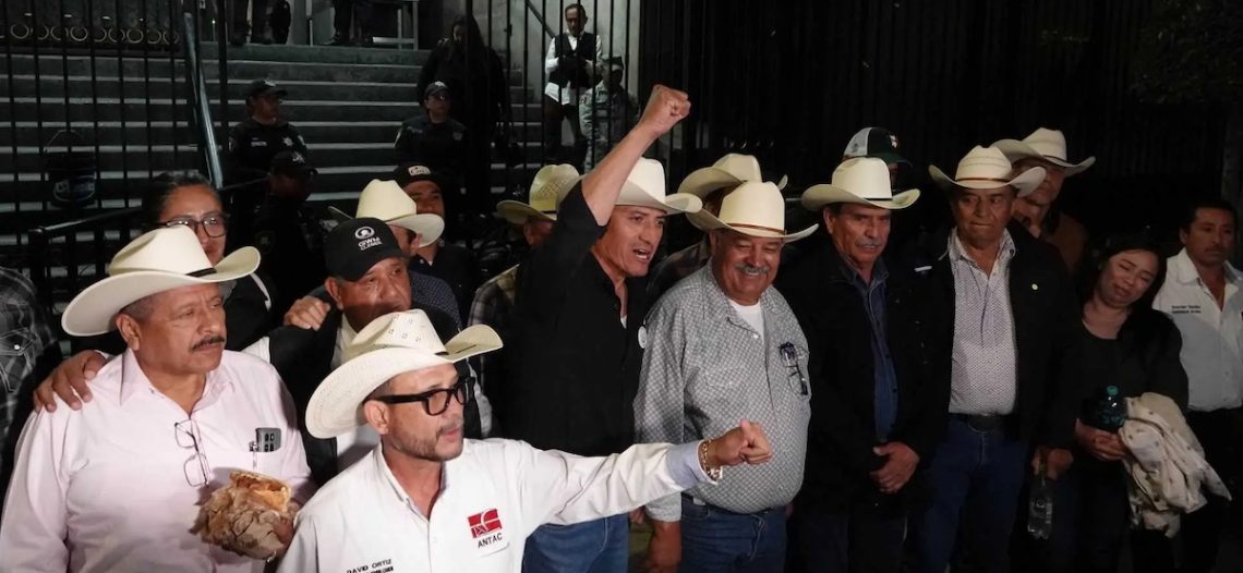 Campesinos y transportistas levantan bloqueos tras llegar a un acuerdo