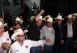 Campesinos y transportistas levantan bloqueos tras llegar a un acuerdo