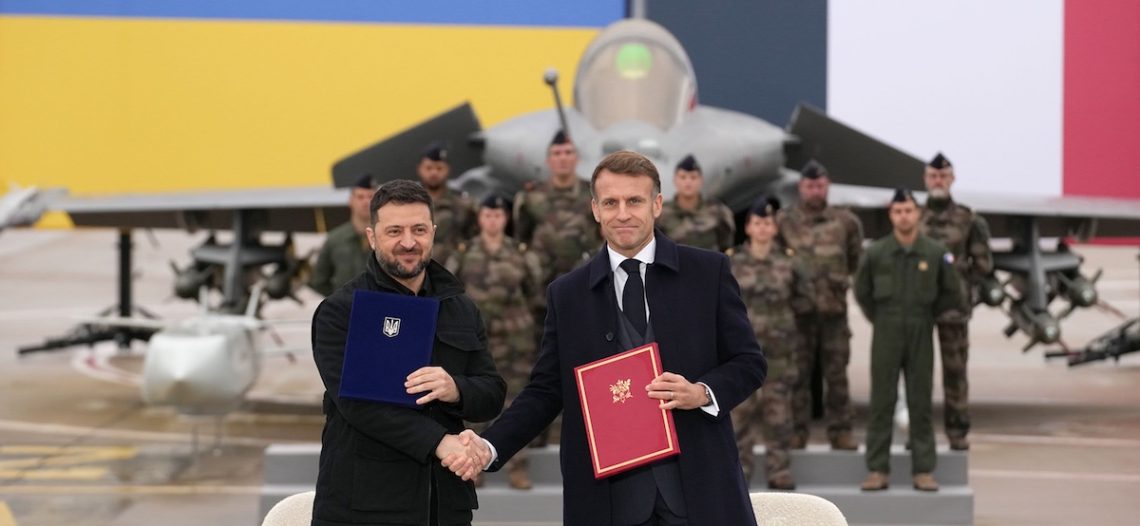 Defensa contra Rusia: Ucrania comprará aviones a Francia