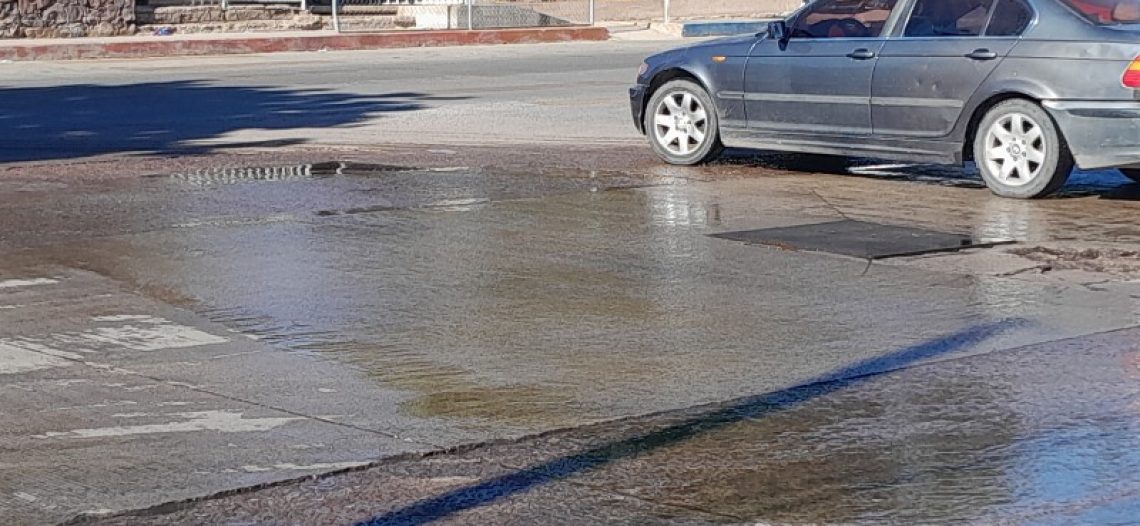 Denuncian fugas de agua y drenaje sin atención de autoridades en San Vicente