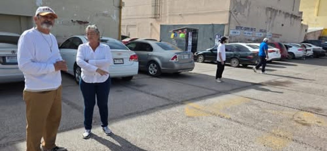 Denuncian retención injusta de automóviles en estacionamiento del centro de Guaymas