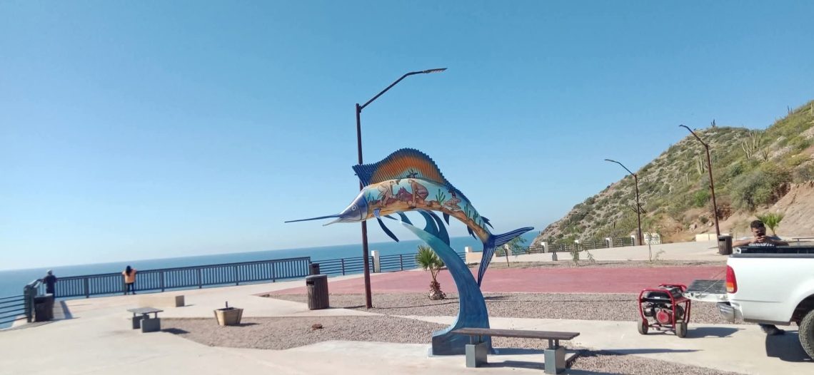 Instalan escultura de pez vela en el Mirador de San Carlos