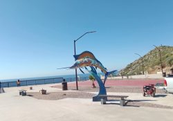 Instalan escultura de pez vela en el Mirador de San Carlos