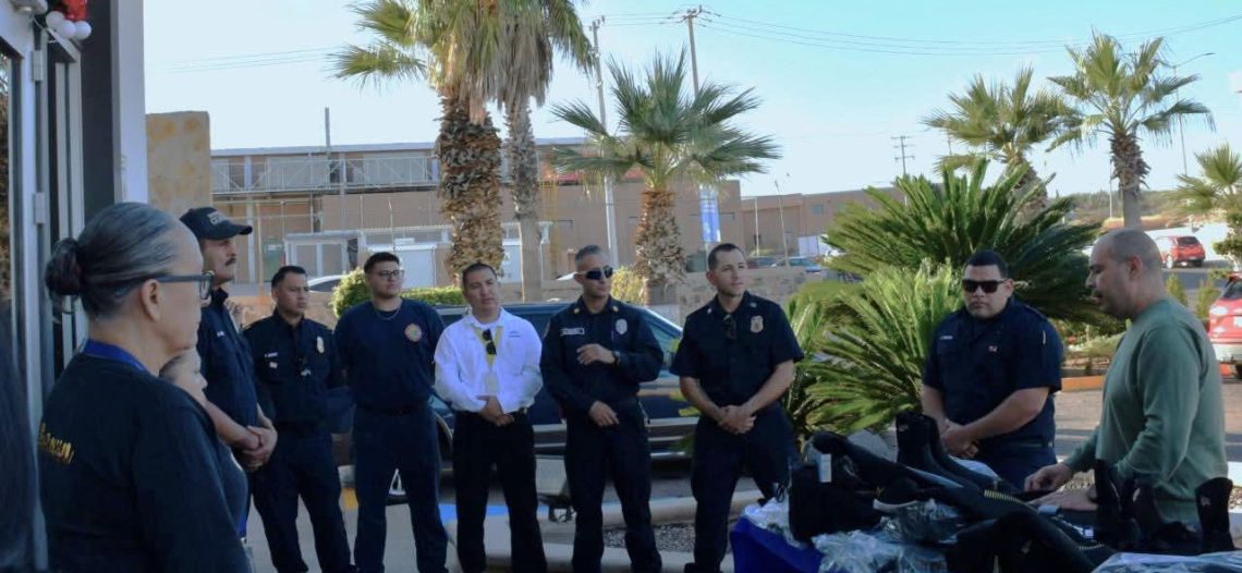 Reciben bomberos equipamiento para rescate acuático