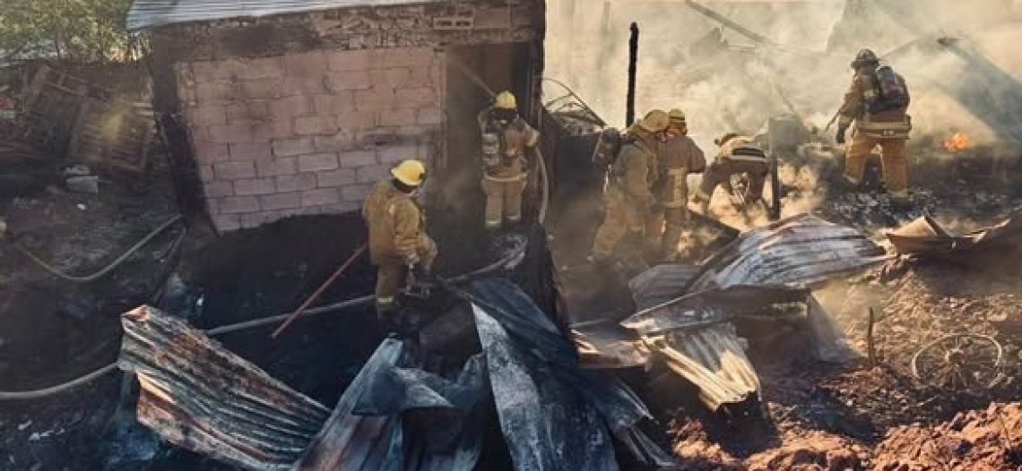 Un fuerte incendio consume dos casas en Gil Samaniego