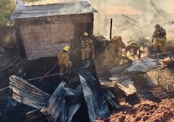 Un fuerte incendio consume dos casas en Gil Samaniego