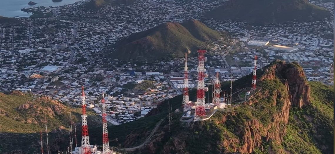 Buscan récord de 800 personas en ascenso al cerro Microondas