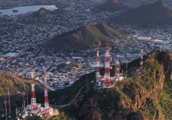 Buscan récord de 800 personas en ascenso al cerro Microondas