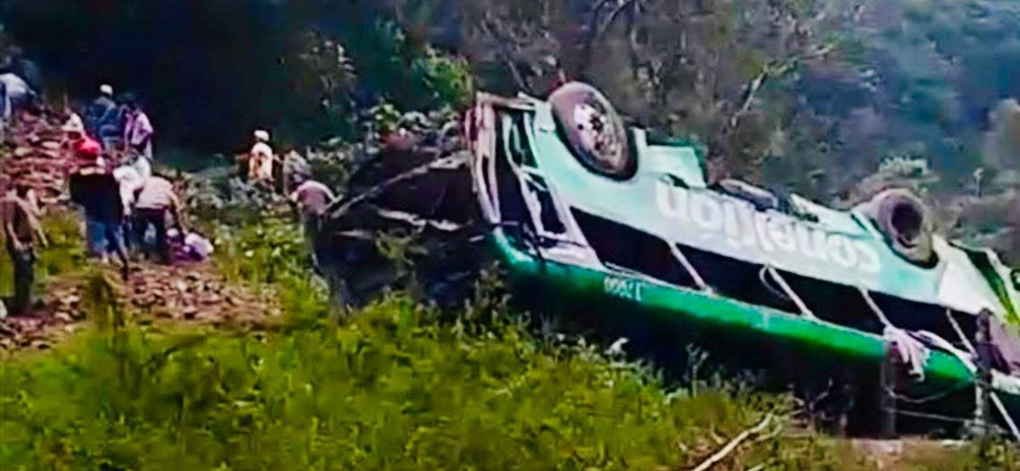 Vuelca autobús en Veracruz y hay al menos 8 víctimas mortales
